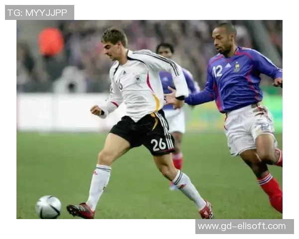 不同足球明星退役时刻的感人瞬间与背后故事解析